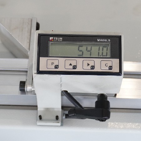 Double sawing disc pneumatic angle cutting machine