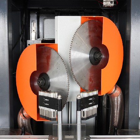Double sawing disc pneumatic angle cutting machine