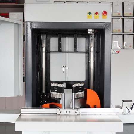 Double sawing disc pneumatic angle cutting machine