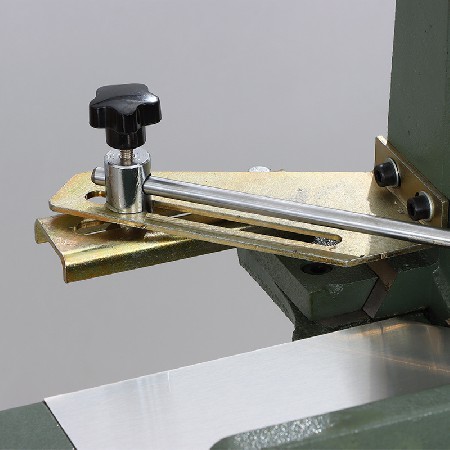 Single arm pedal angle cutting machine